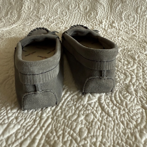 Minnetonka Moccasins, Gray Suede, Size 8 - Picture 3 of 4